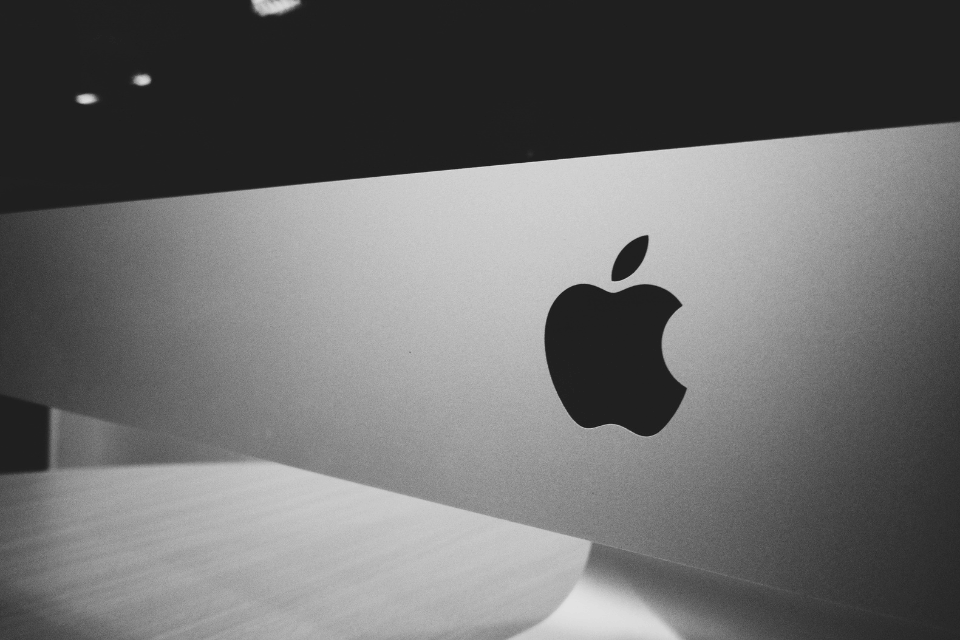 Apple and Meta discuss AI integration to enhance user experience and privacy in Apple products.