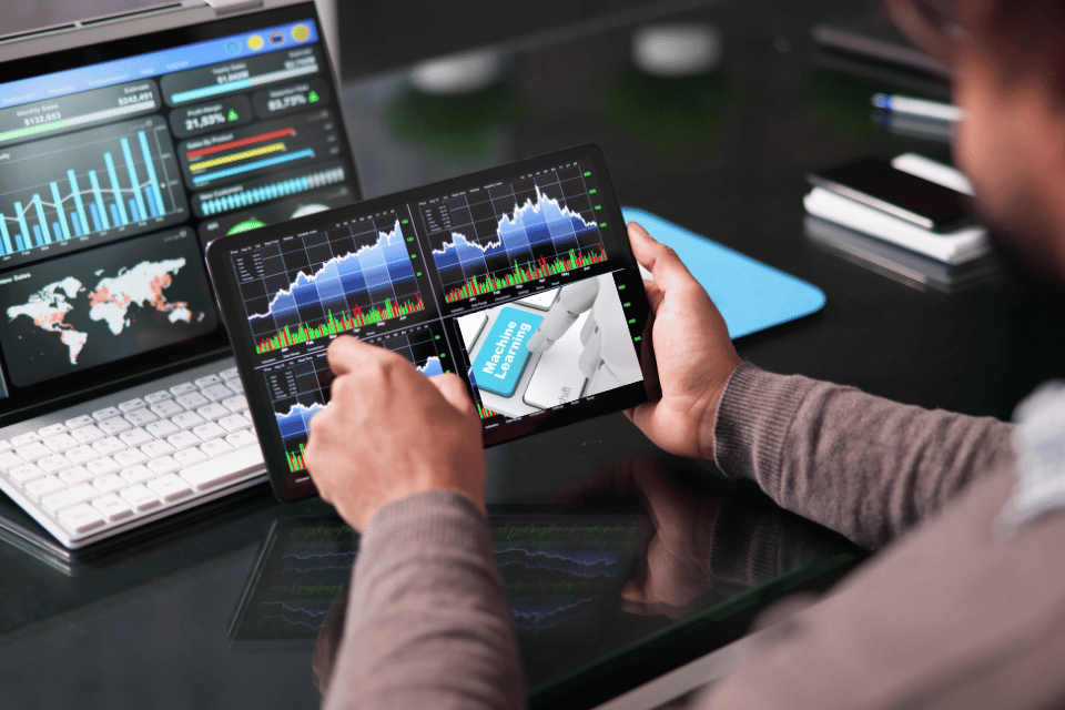 Choosing between machine learning and traditional analytics, highlighting their differences for business growth.